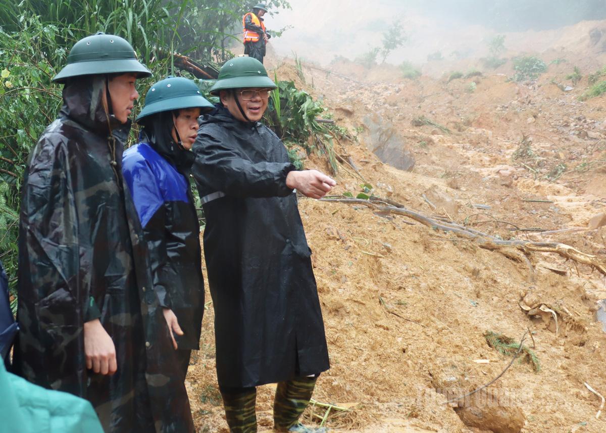 Phó Chủ tịch Thường trực Ủy ban MTTQ tỉnh Hà Trung Kiên kiểm tra hiện trường vụ sạt lở tại thôn Má Lầu A, xã Lũng Cú.