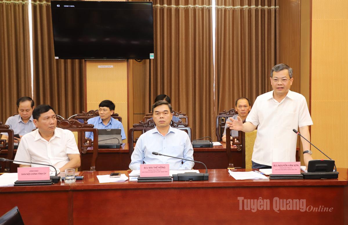 Phó Bí thư Tỉnh ủy, Chủ tịch HĐND tỉnh Nguyễn Văn Sơn phát biểu tại phiên họp.