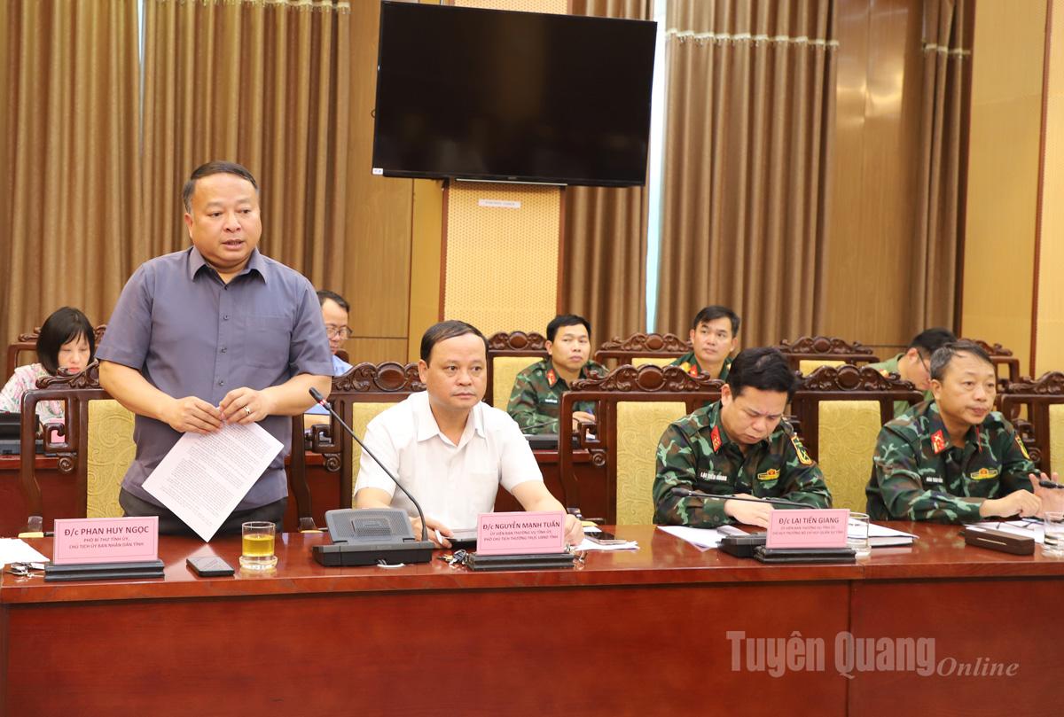 Phó Bí thư Tỉnh ủy, Chủ tịch UBND tỉnh Phan Huy Ngọc phát biểu tại phiên họp.