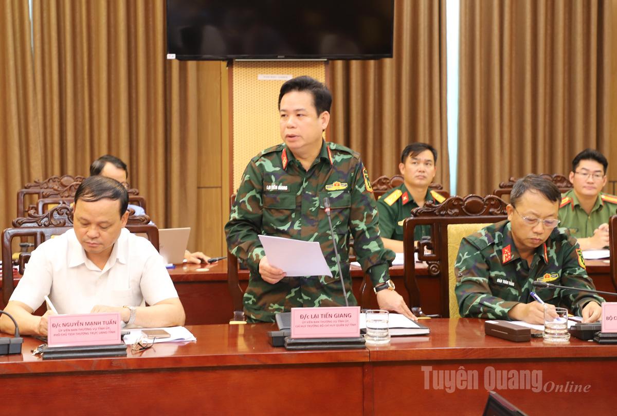 Chỉ huy trưởng Bộ Chỉ huy Quân sự tỉnh Lại Tiến Giang thảo luận tại phiên họp.