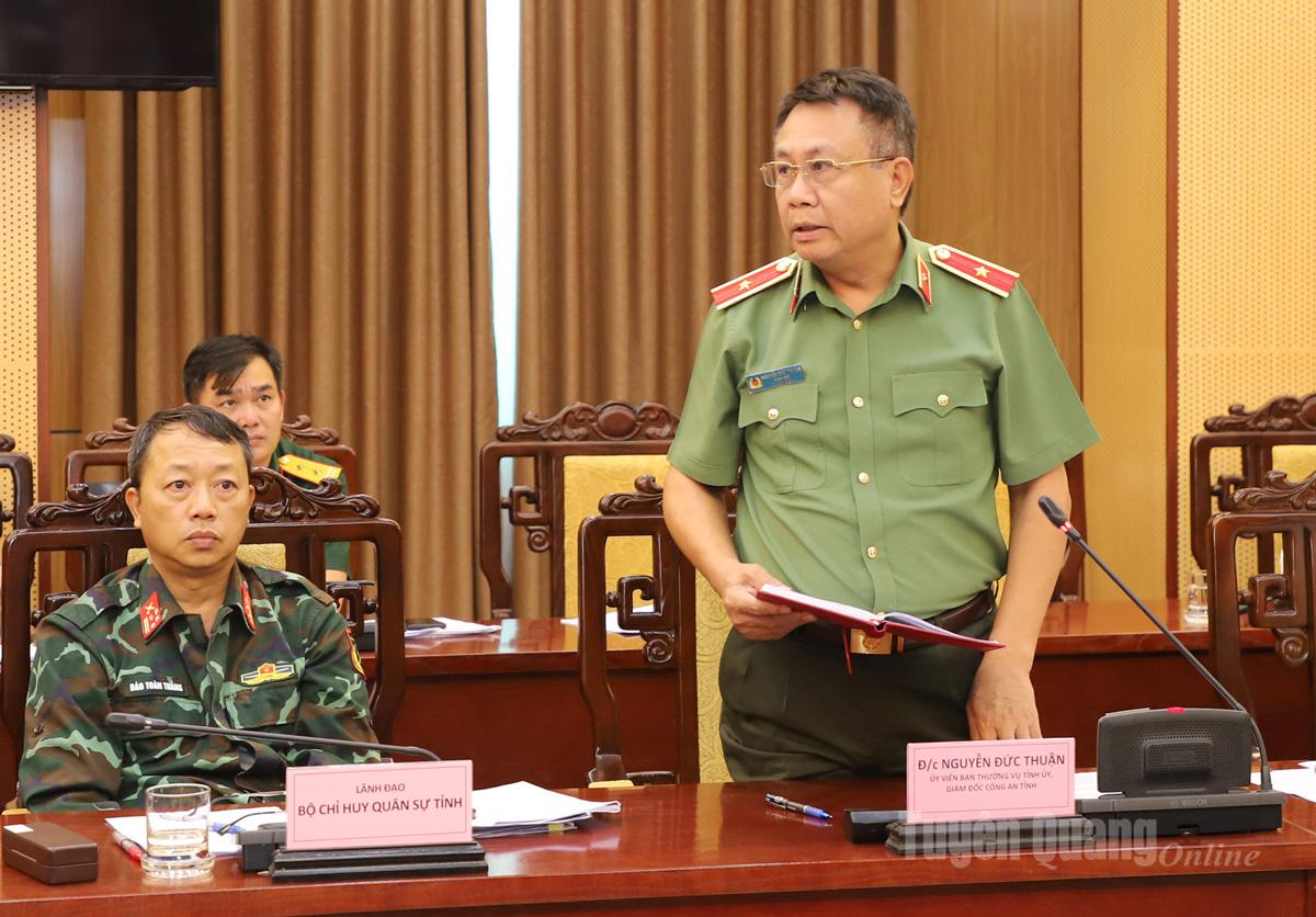 Giám đốc Công an tỉnh Nguyễn Đức Thuận thảo luận tại phiên họp.