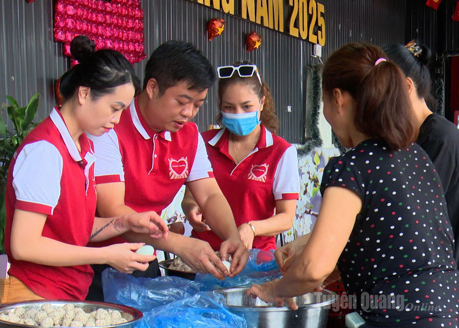 Anh Trương Mạnh Linh (thứ 2 từ trái qua) và các thành viên Câu lạc bộ Thiện nguyện Na Hang chuẩn bị các suất cơm cho Nhân dân vùng lũ.