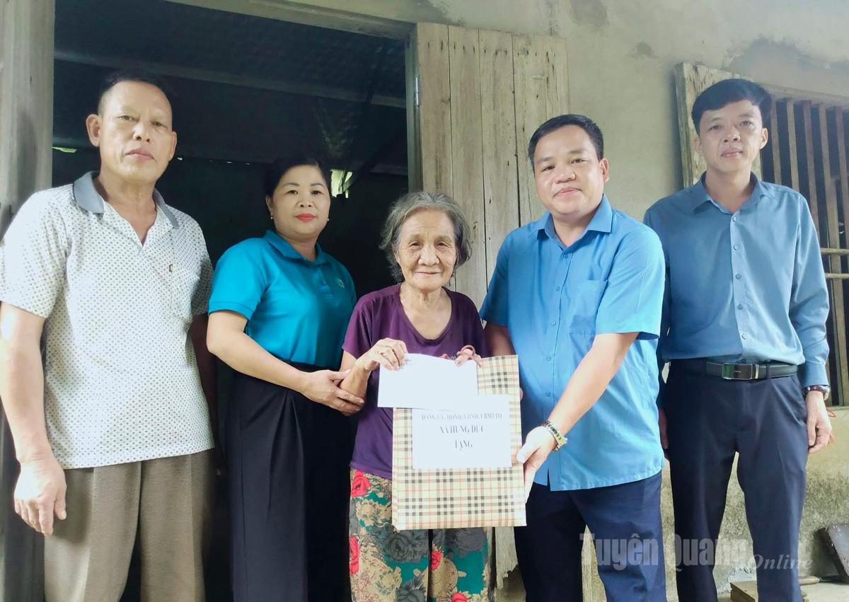 Lãnh đạo xã Hùng Đức cùng các đoàn thể thăm hỏi, tặng quà, động viên người cao tuổi trên địa bàn.