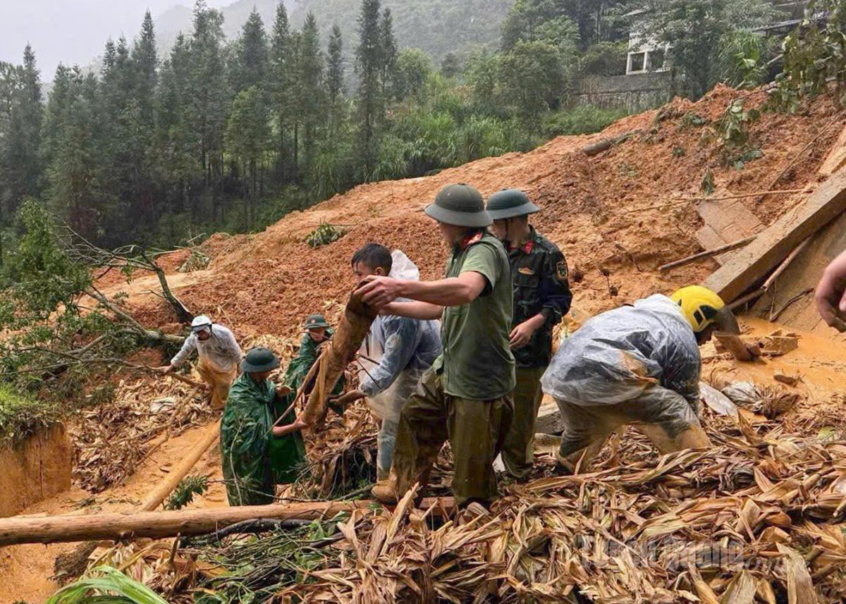 Lực lượng chức năng xã Chiêm Hoá hỗ trợ người dân khắc phục hậu quả thiên tai.