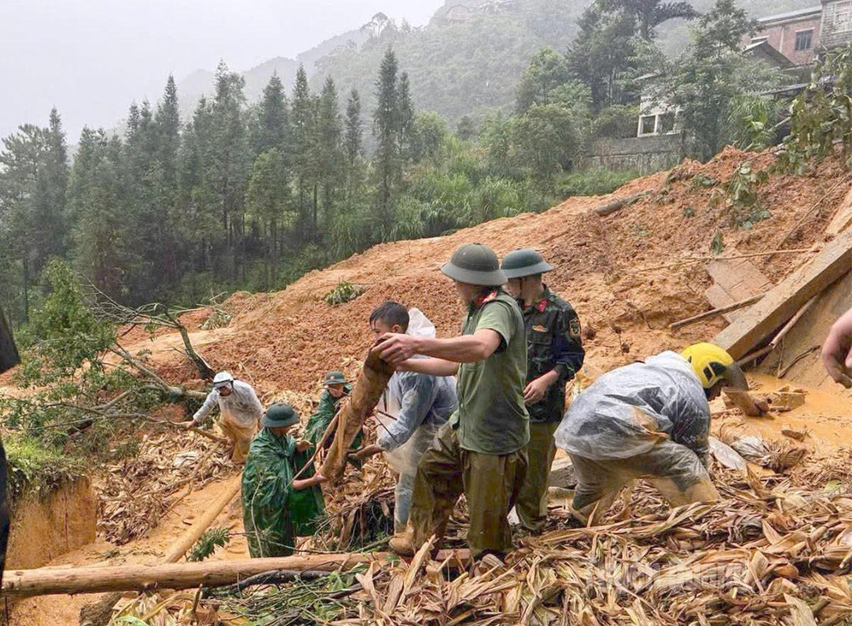 Lực lượng chức năng xã Chiêm Hoá hỗ trợ người dân khắc phục hậu quả thiên tai.