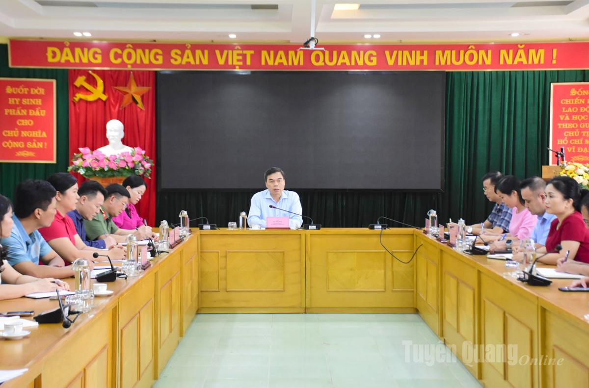 Đồng chí Ma Thế Hồng, Phó Bí thư Tỉnh ủy, Chủ tịch Ủy ban MTTQ Việt Nam tỉnh chủ trì cuộc họp về công tác tiếp nhận hàng cứu trợ cho người dân bị ảnh hưởng bởi mưa lũ.