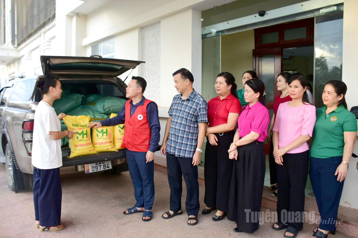 Hợp tác xã Sản xuất, chế biến thực phẩm an toàn Sáng Nhung hỗ trợ 1 tấn gạo ủng hộ nhân dân vùng lũ.