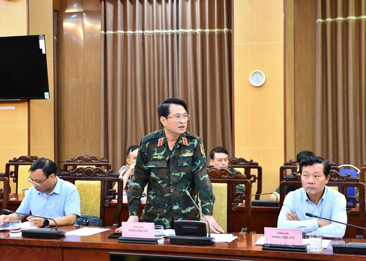 Đại diện Bộ Quốc phòng, thành viên Đoàn công tác phát biểu tại buổi làm việc.