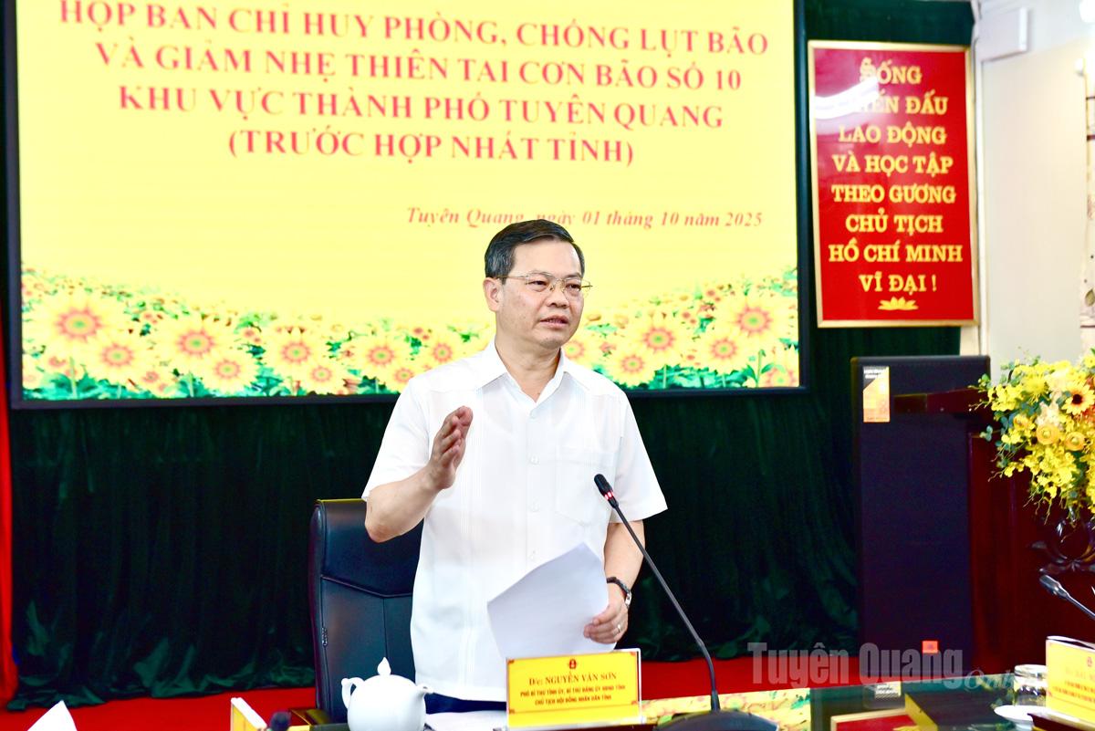 Đồng chí Nguyễn Văn Sơn, Phó Bí thư Tỉnh ủy, Chủ tịch HĐND tỉnh phát biểu kết luận cuộc họp Ban Chỉ huy phòng, chống lụt bão và giảm nhẹ thiên tai khu vực thành phố Tuyên Quang (cũ).