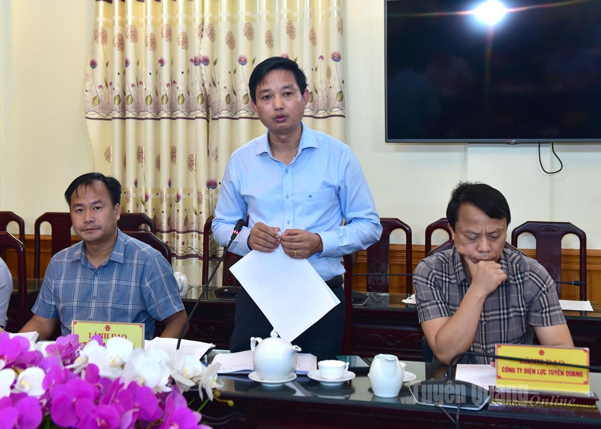 Lãnh đạo Sở Nông nghiệp và Môi trường báo cáo tình hình thiệt hại do ảnh hưởng của bão số 10 tại 5 phường ( thuộc thành phố Tuyên Quang cũ).