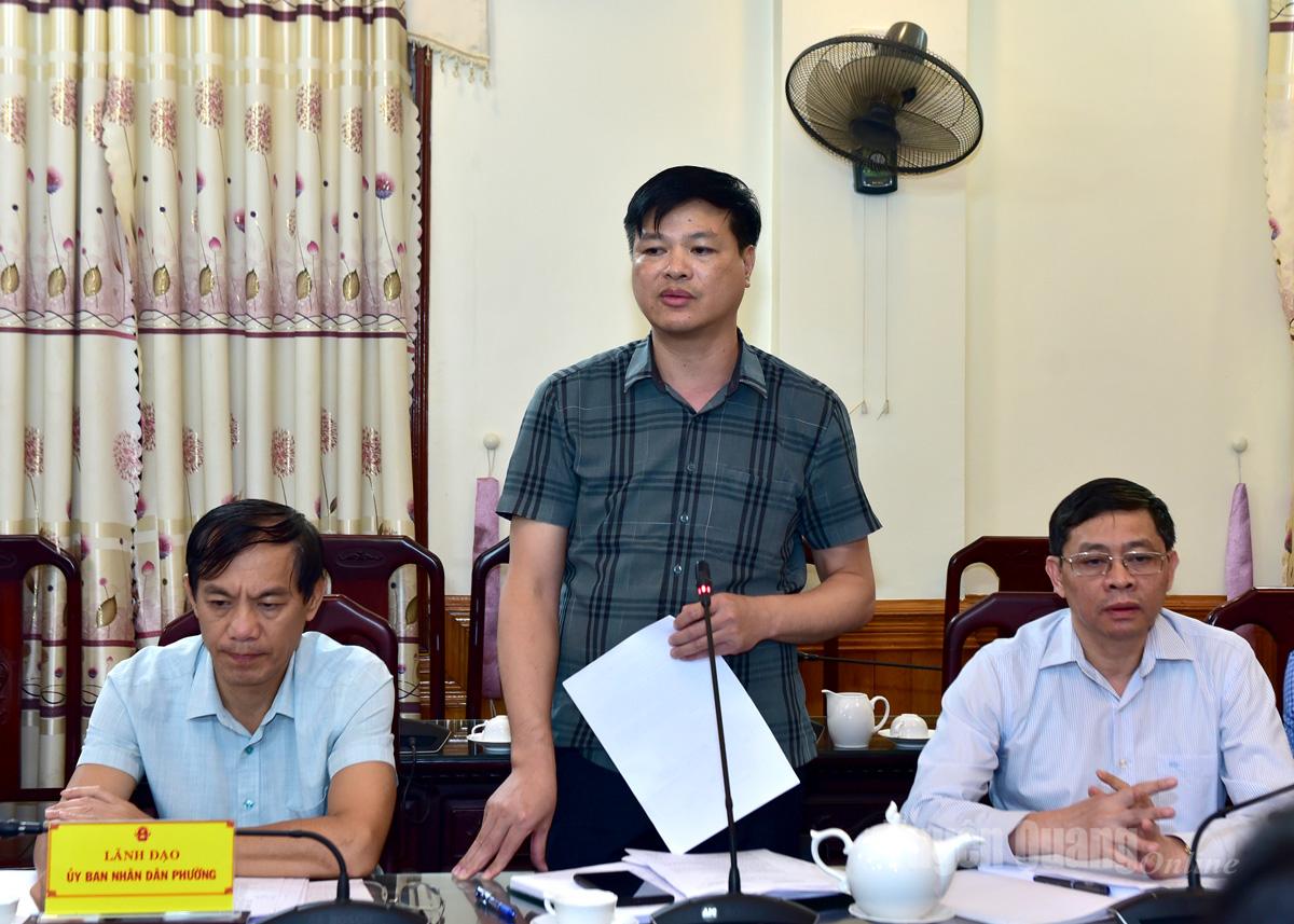 Lãnh đạo phường An Tường báo cáo tình hình thiệt hại và phương án ứng phó, khắc phục hậu quả sau bão.