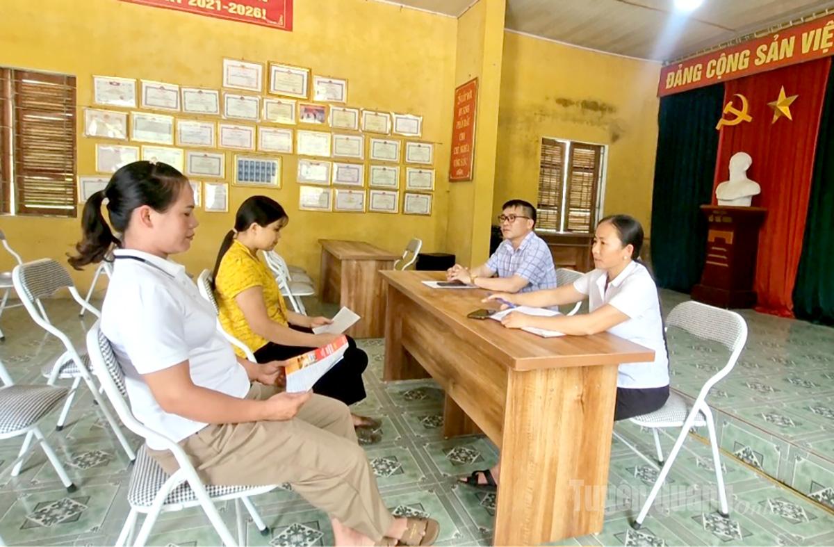 Ban Xây dựng Đảng xã Thượng Lâm lắng nghe ý kiến của người dân về quá trình triển khai nghị quyết tại thôn Nà Thuôn.