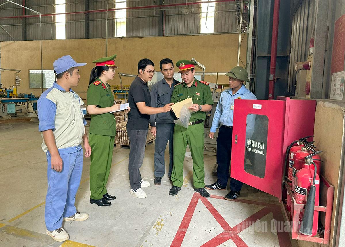 Phòng Cảnh sát PCCC và CNCH, Công an tỉnh tăng cường kiểm tra nâng cao ý thức chấp hành bảo đảm an toàn PCCC tại các cơ sở có nguy cơ cháy nổ.