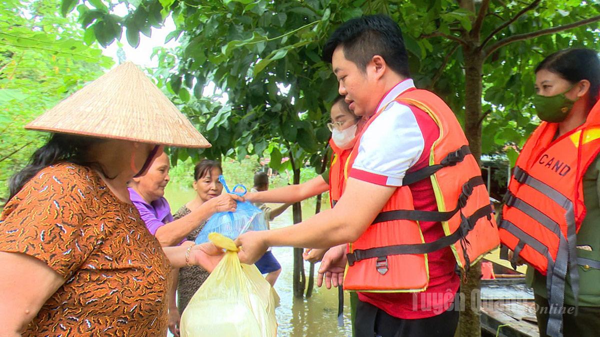 Các nhà hảo tâm chuyển những suất cơm nóng hổi cho bà con vùng lũ Nà Hang.