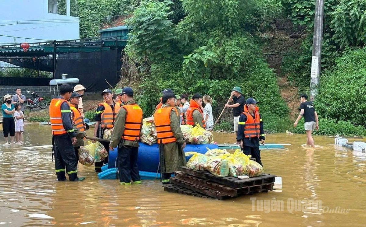 Hàng cứu trợ của Ủy ban MTTQ tỉnh được vận chuyển đến các hộ gia đình phường Hà Giang 1, 2.
