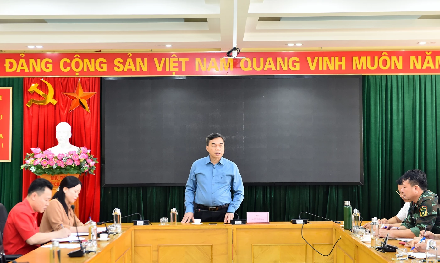 Đồng chí Ma Thế Hồng, Phó Bí thư Tỉnh ủy, Chủ tịch Ủy ban MTTQ tỉnh làm việc với các đơn vị về công tác cứu hộ người dân.