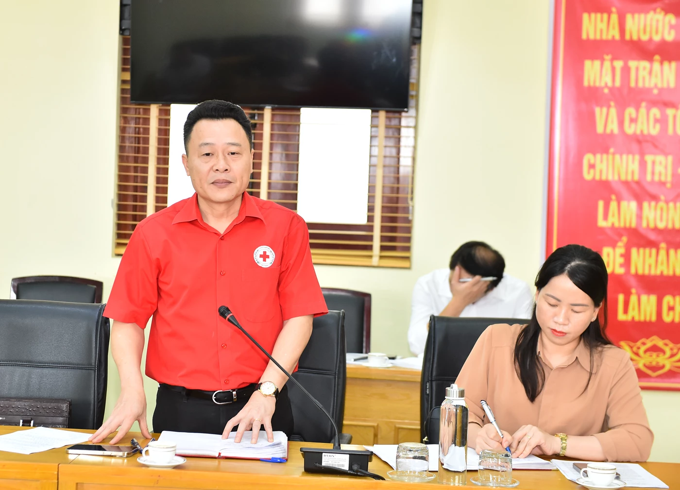 Lãnh đạo Hội Chữ thập đỏ tỉnh phát biểu tại buổi làm việc.