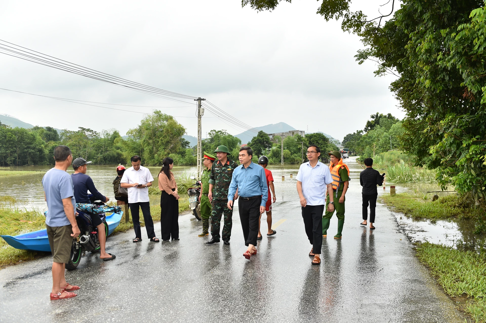 Đồng chí Ma Thế Hồng, Phó Bí thư Tỉnh ủy, Chủ tịch Ủy ban MTTQ tỉnh kiểm tra khu vực ngập lụt tại phường Mỹ Lâm.