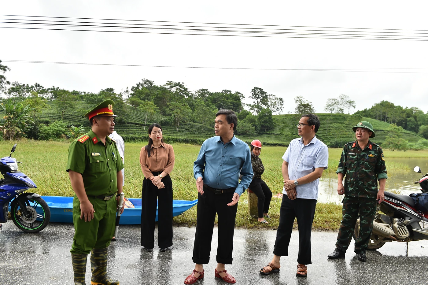 Đồng chí Ma Thế Hồng, Phó Bí thư Tỉnh ủy, Chủ tịch Ủy ban MTTQ tỉnh chỉ đạo lực lượng chức năng tại tuyến đường Quốc lộ 37 đảm bảo cho an toàn cho người dân khi tham gia giao thông.
