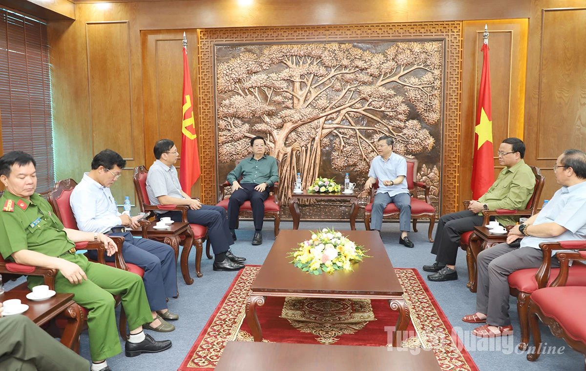 Phó Bí thư Tỉnh ủy, Chủ tịch HĐND tỉnh Nguyễn Văn Sơn báo cáo với Phó Thủ tướng Chính phủ Mai Văn Chính về tình hình mưa lũ trên địa bàn tỉnh Tuyên Quang.