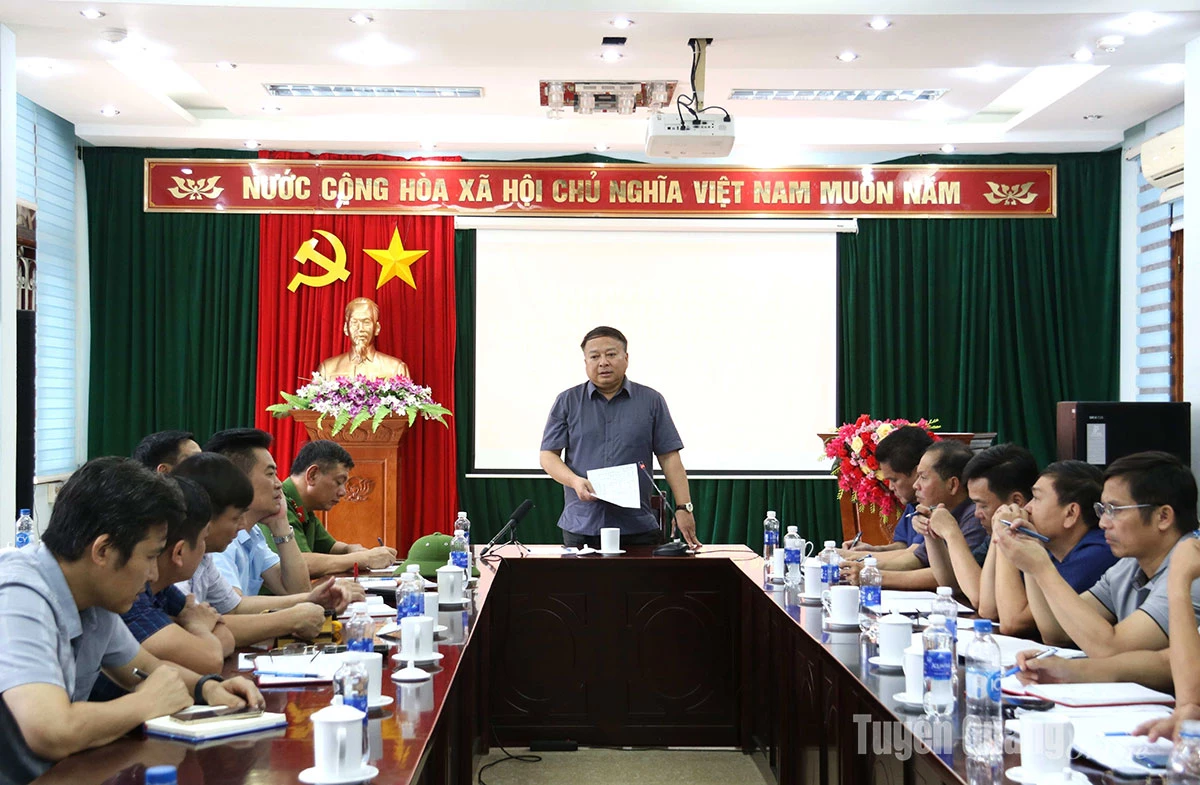 Chủ tịch UBND tỉnh Phan Huy Ngọc phát biểu kết luận buổi làm việc.