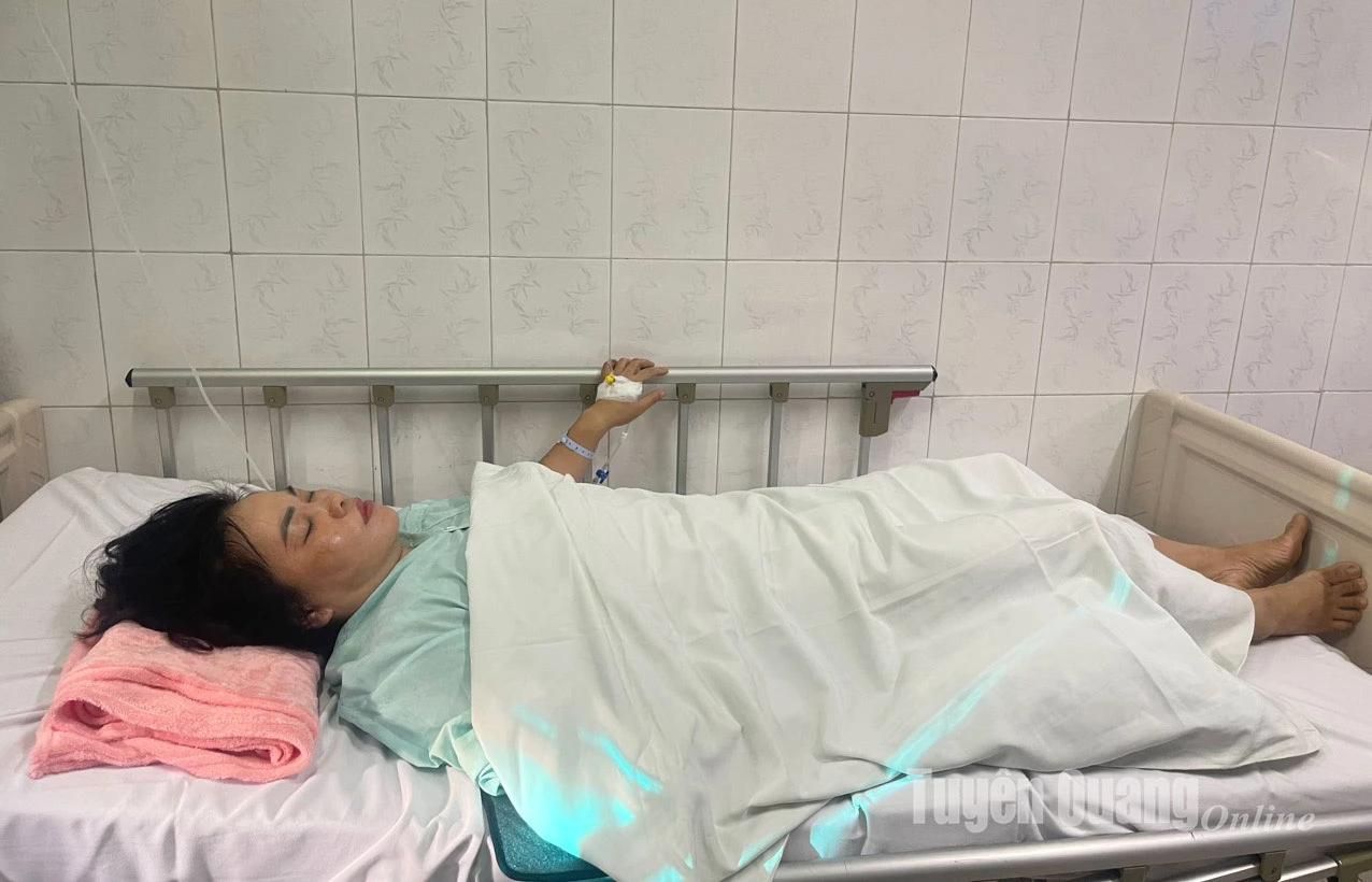 Cô giáo Hoàng Thị Kim Oanh bị tai nạn giao thông khi tham gia giúp người dân chạy lũ đang điều trị tại bệnh viện.