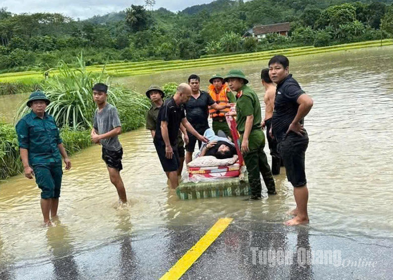 Các lực lượng xã Kim Bình hỗ trợ đưa cô giáo Hoàng Thị Kim Oanh đi cấp cứu.