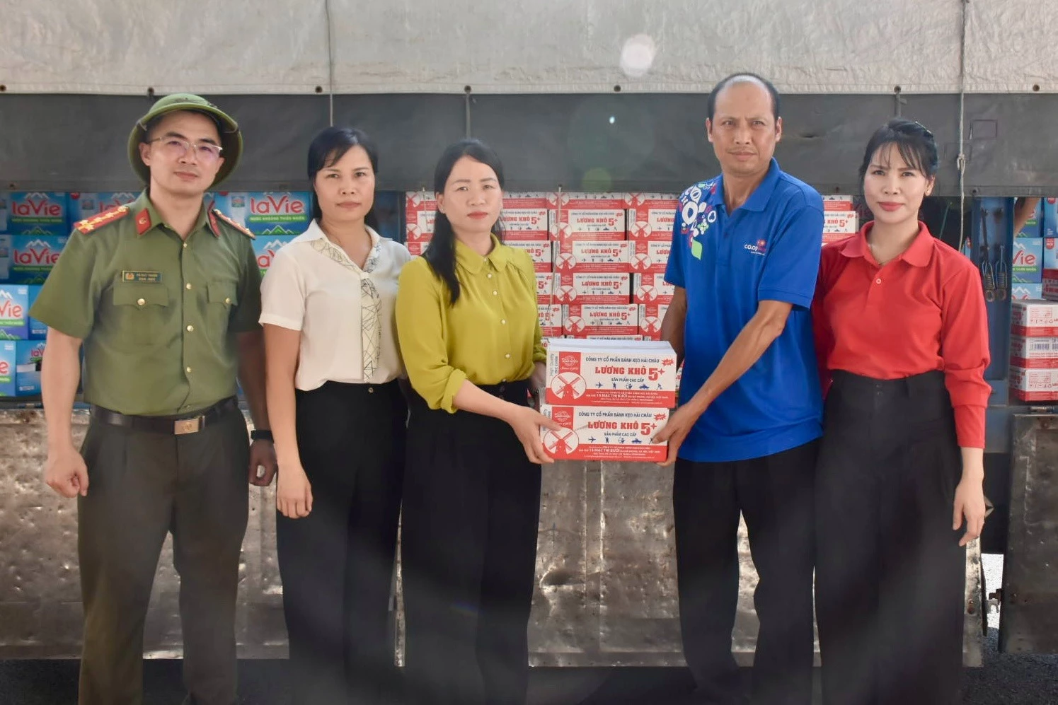 Uỷ ban MTTQ Việt Nam tỉnh, Hội Chữ thập đỏ tỉnh tiếp nhận 15 tấn hàng hỗ trợ nhân dân vùng lũ.