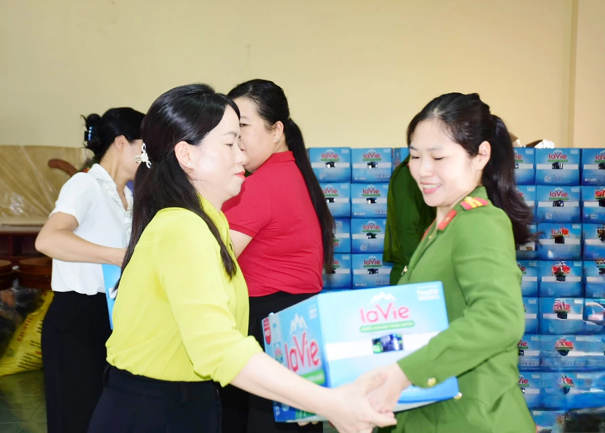 Hàng cứu trợ được tập kết tại điểm tiếp nhận hàng cứu trợ tỉnh.