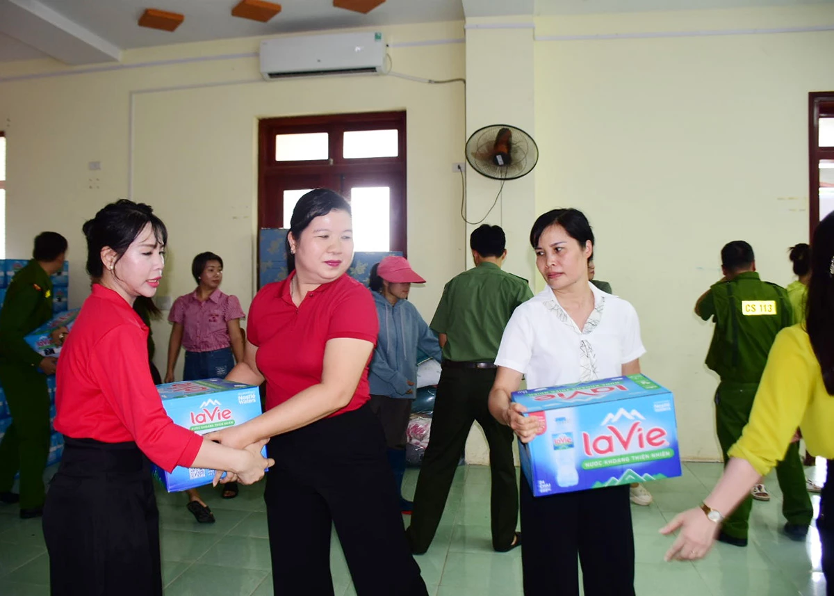 Hàng cứu trợ được tập kết tại điểm tiếp nhận hàng cứu trợ tỉnh.