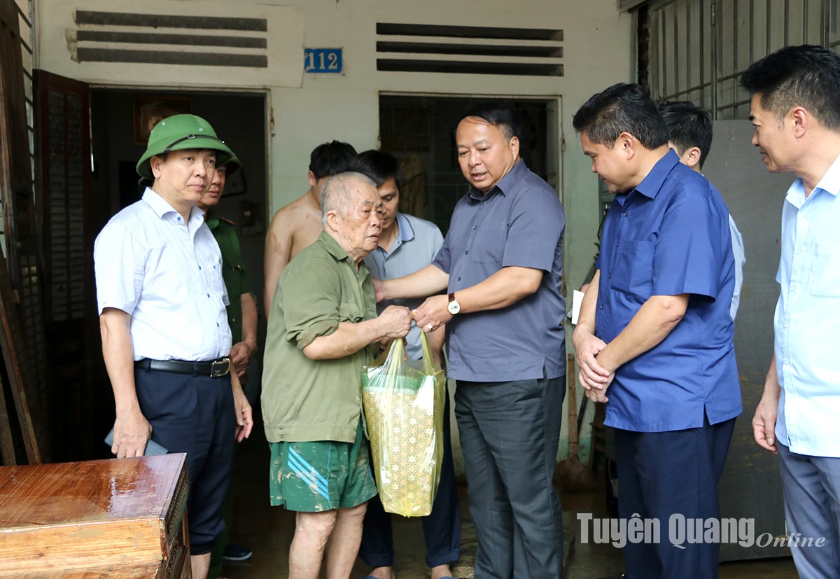 Chủ tịch UBND tỉnh Phan Huy Ngọc thăm và tặng quà hộ ông Trịnh Văn Đảm, tổ 6 Trần Phú, phường Hà Giang 2.