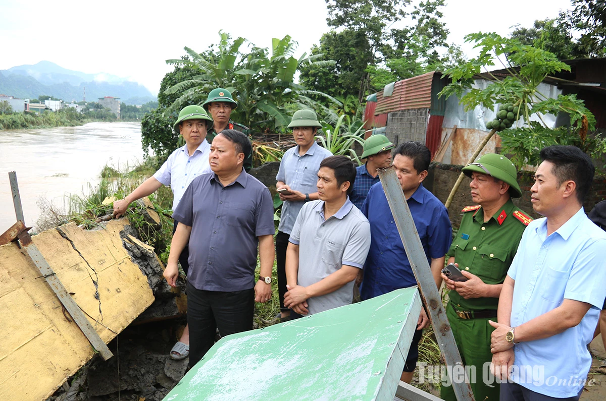 Chủ tịch UBND tỉnh Phan Huy Ngọc kiểm tra cầu treo Tùng Tạo ở phường Hà Giang 2 bị lũ cuốn trôi.