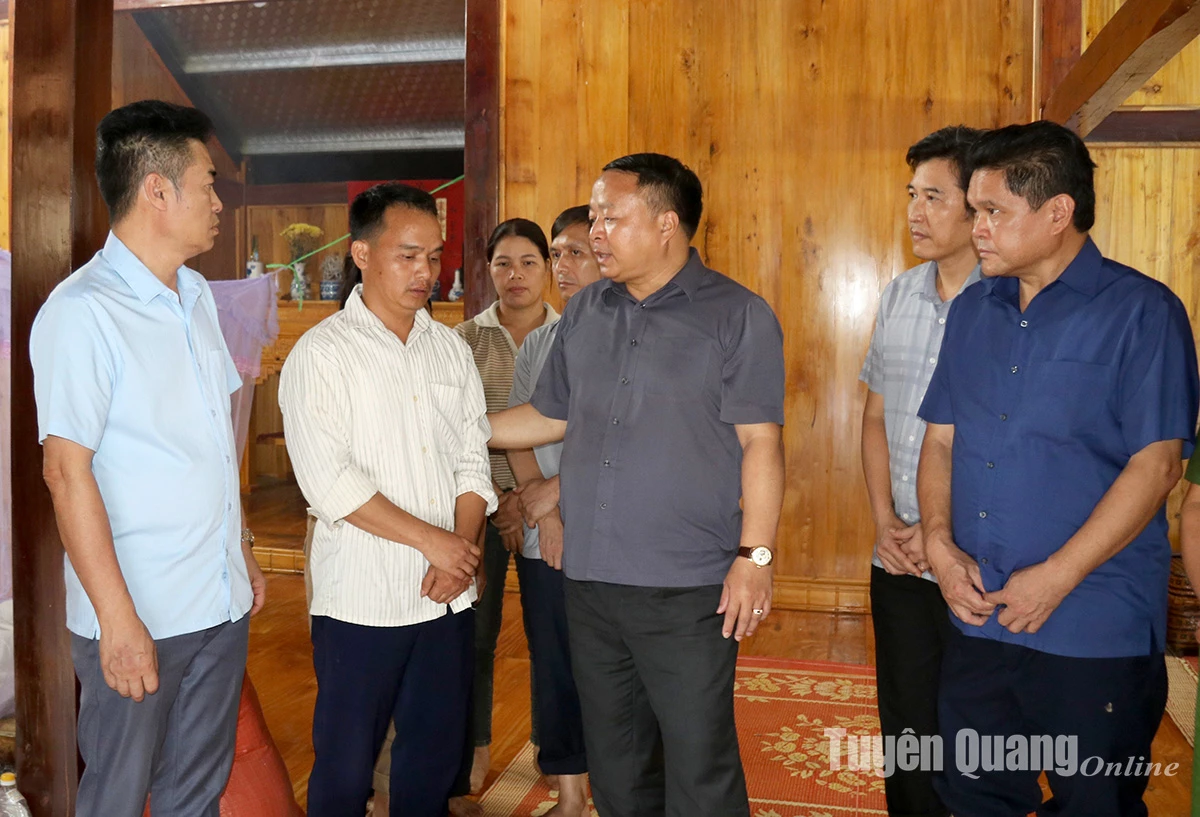 Chủ tịch UBND tỉnh Phan Huy Ngọc thăm hỏi, động viên gia đình ông Hoàng Văn Quý, tổ dân phố Lùng Càng, phường Hà Giang 2.