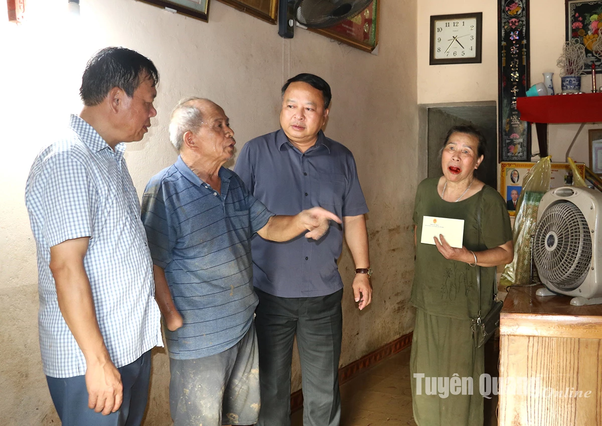 Chủ tịch UBND tỉnh Phan Huy Ngọc thăm hỏi, động viên hộ ông Lý Cao Thịnh, tổ 18 phường Hà Giang 1.