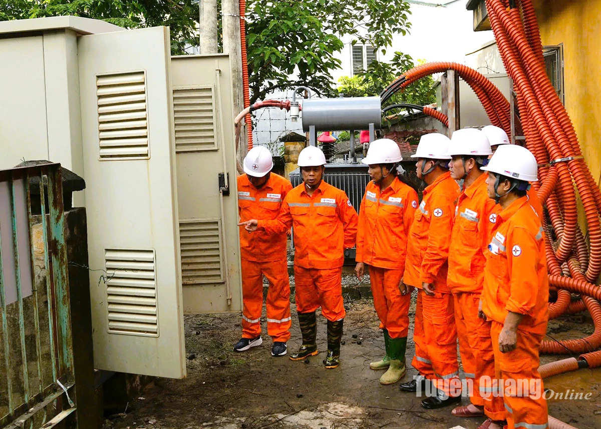 Giám đốc Công ty Điện lực Tuyên Quang kiểm tra việc cấp điện trở lại cho Bệnh viện Đa khoa khu vực Hà Giang.
