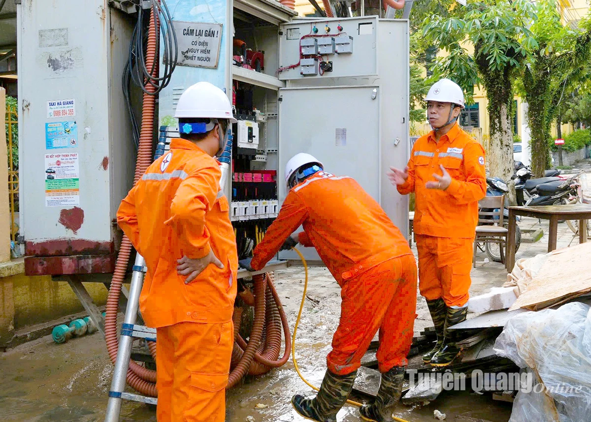 Các tổ, đội kỹ thuật sữa chữa, kiểm tra trạm biến áp Bảo Việt, phường Hà Giang 1.