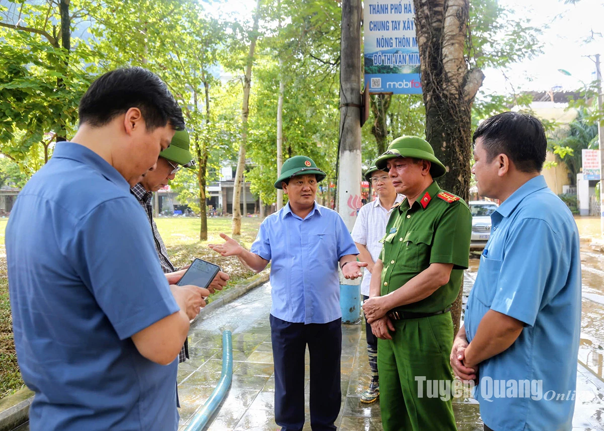 Bí thư Tỉnh uỷ chỉ đạo khắc phục thiên tai tại khu vực Quảng trường 26-3, phường Hà Giang 1.