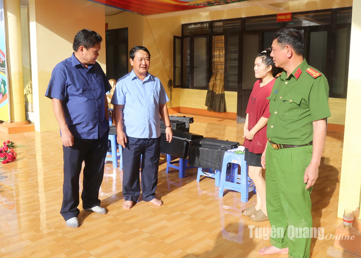 Bí thư Tỉnh uỷ Hầu A Lềnh kiểm tra công tác khắc phục thiên tai tại trường THCS Yên Biên, phường Hà Giang 2.