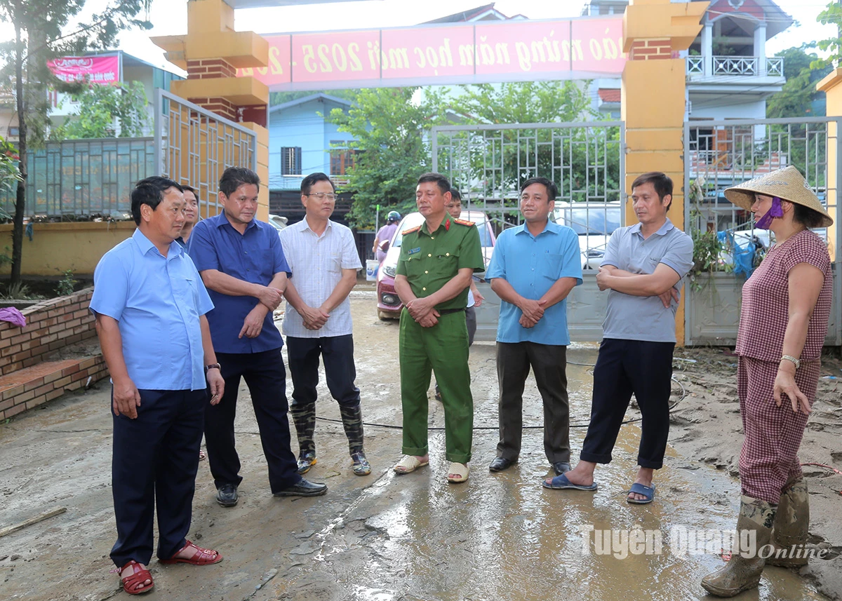 Bí thư Tỉnh ủy kiểm tra công tác khắc phục thiên tai tại trường Tiểu học Quang Trung, phường Hà Giang 2.