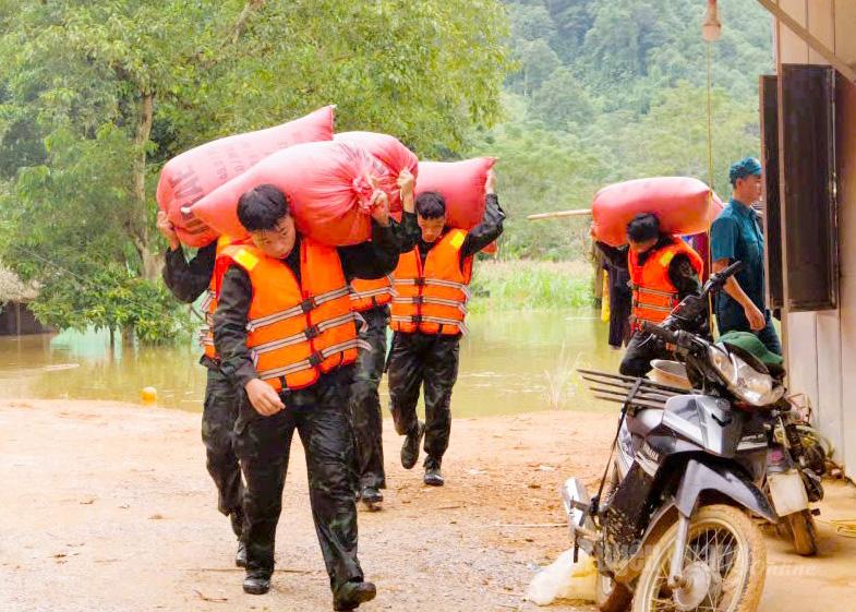Các lực lượng hỗ trợ người dân xã Bắc Quang trong lũ lụt.