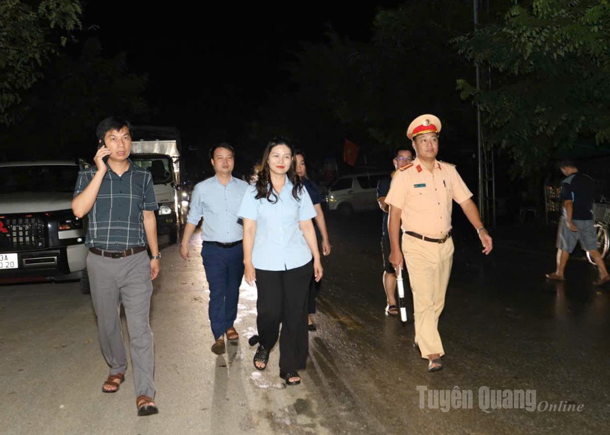 Tối 2-10, đồng chí Vương Ngọc Hà, Ủy viên BTV Tỉnh ủy, Phó Chủ tịch UBND tỉnh đã đi kiểm tra và thăm, động viên đội ngũ lãnh đạo, cán bộ xã Tân Quang, các lực lượng làm nhiệm vụ cứu hộ, điều tiết giao thông tại điểm ngập Km46, Quốc lộ 2 thuộc địa phận xã Tân Quang. Cùng đi có lãnh đạo một số đơn vị của tỉnh.