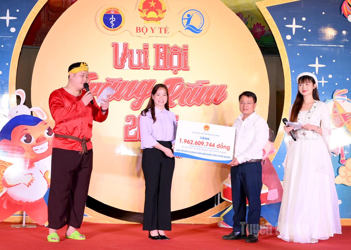 Bà Nguyễn Thị Hiền, Phó Giám đốc Quỹ Bảo trợ trẻ em Việt Nam trao số tiền gần 2 tỷ đồng cho Trung tâm Công tác xã hội và Quỹ Bảo trợ trẻ em tỉnh Tuyên Quang.