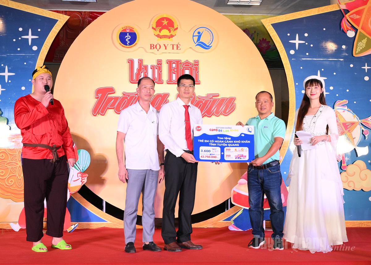 Doanh nghiệp trao quà tài trợ cho học sinh Trường Tiểu học và THCS Trung Sơn.