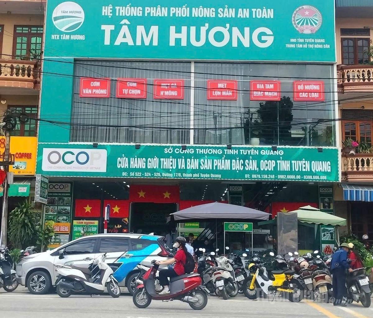 Cửa hàng OCOP Tâm Hương hỗ trợ cơm suất miễn phí cho các đoàn thiện nguyện đến Tuyên Quang cứu trợ.