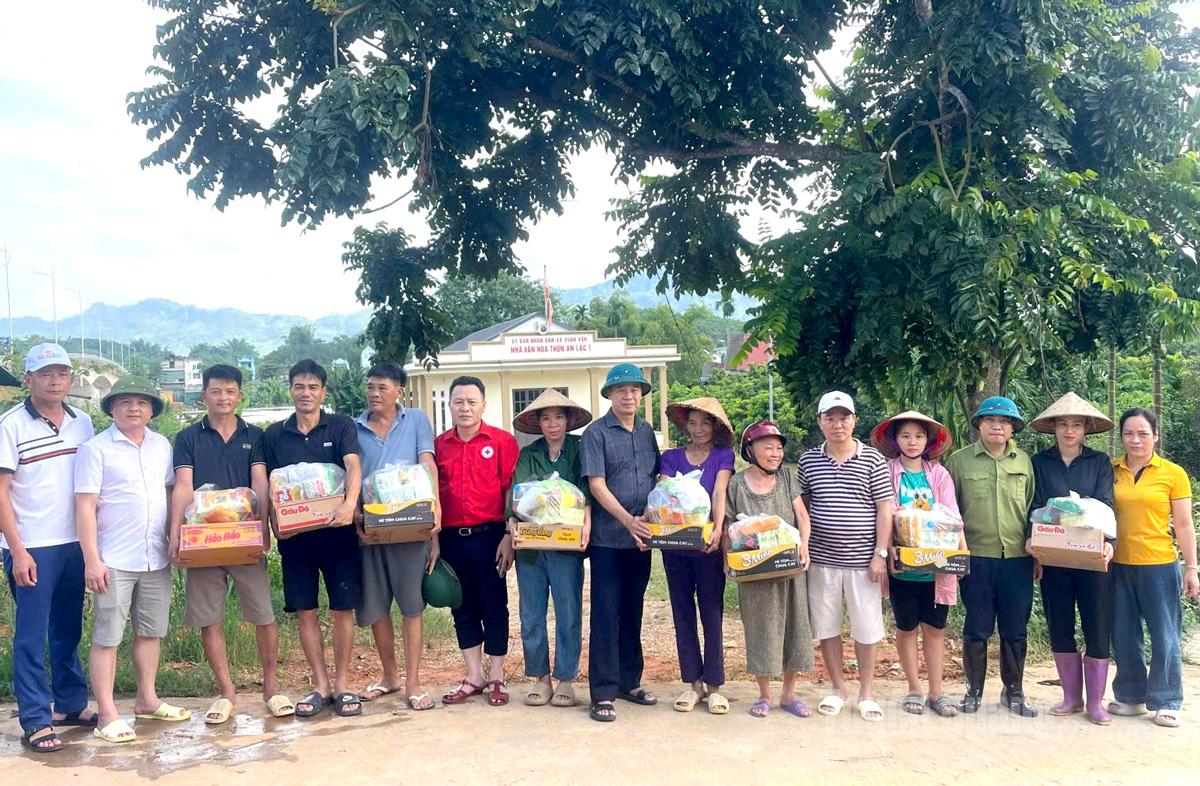 Hiệp hội Doanh nghiệp tỉnh phối hợp với Hội Chữ thập đỏ tỉnh và xã Xuân Vân trao hỗ trợ cho các gia đình bị thiệt hại do mưa lũ ở thôn An Lạc 1.