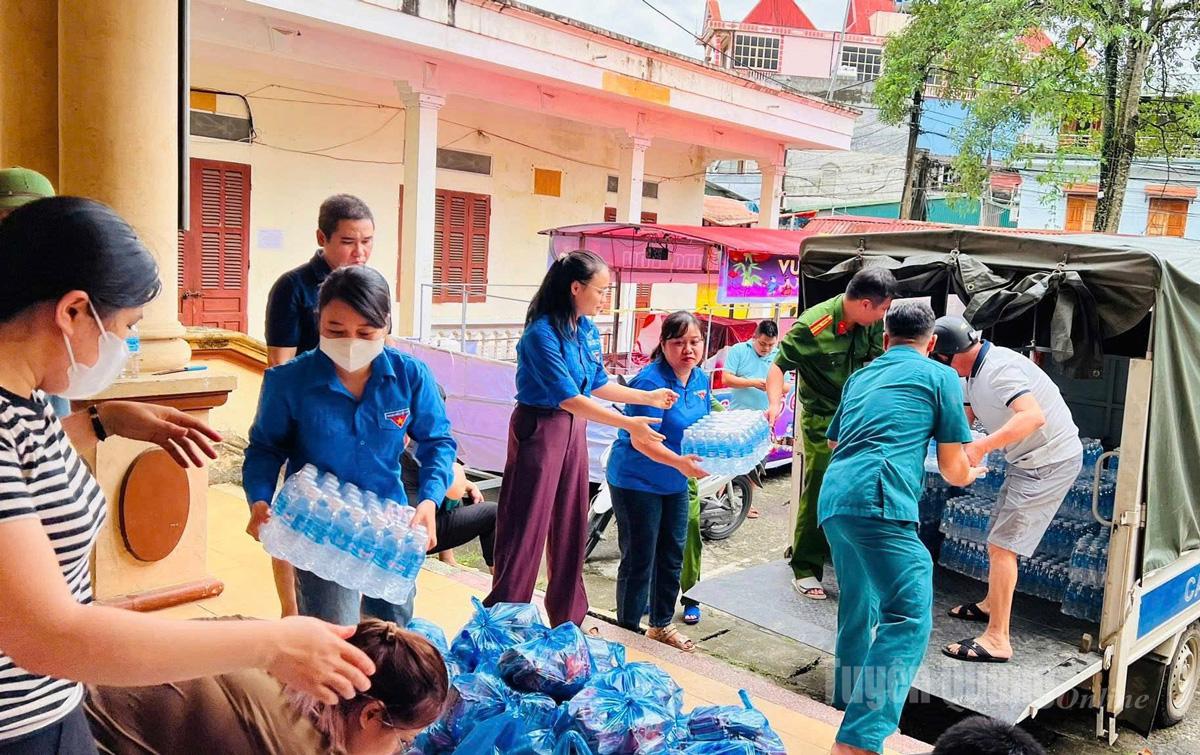 Đoàn viên thanh niên, lực lượng chức năng            tiếp tế nước uống, thực phẩm cho người dân các khu vực bị ảnh hưởng do bão.