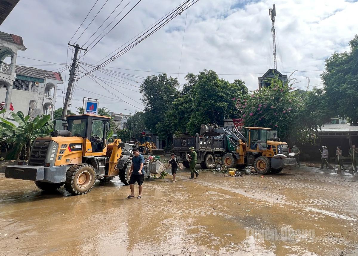 Xã Chiêm Hóa huy động tối đa máy móc thiết bị để khắc phục hậu quả sau mưa bão.
