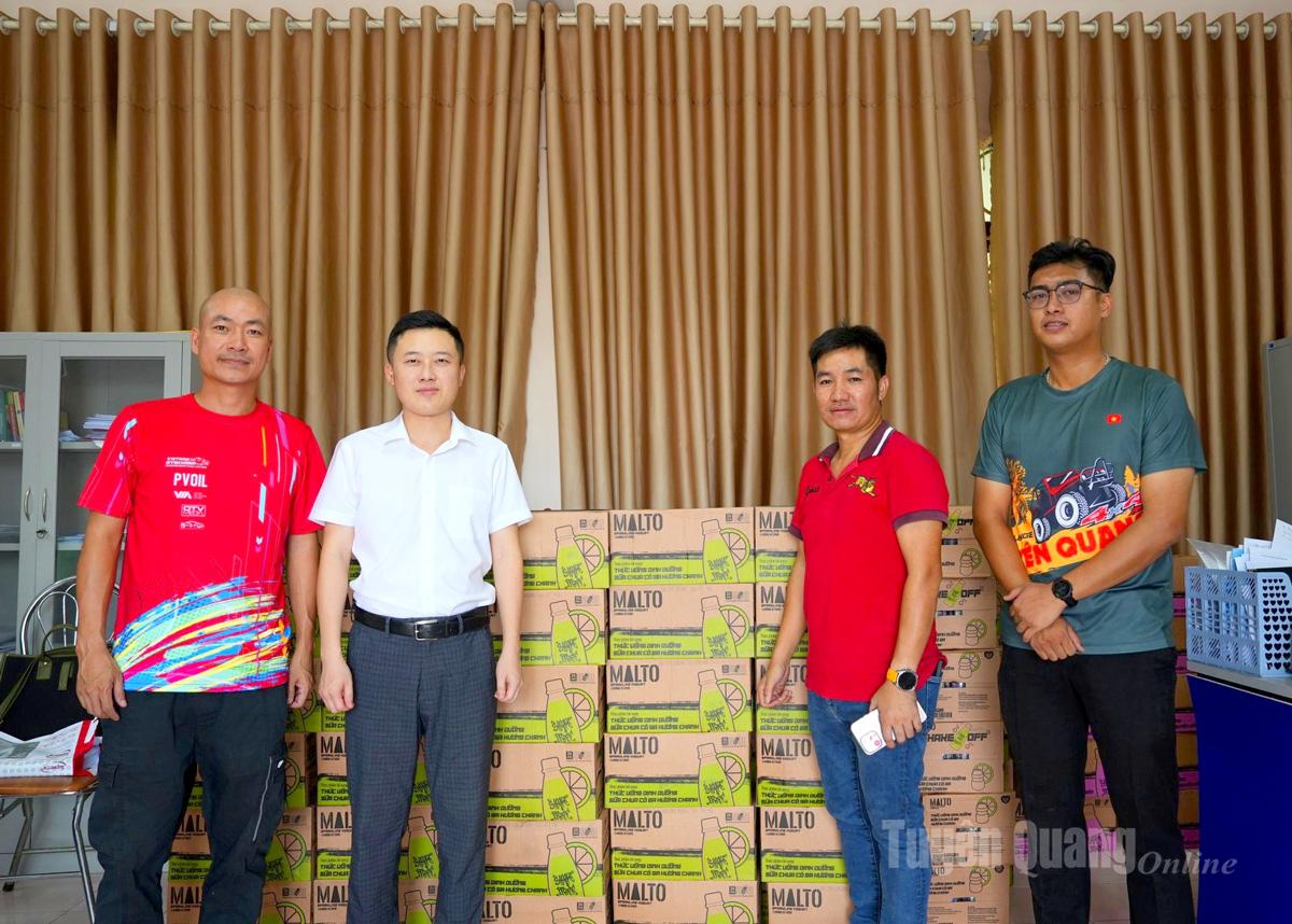 Tỉnh đoàn Tuyên Quang tiếp nhận 1.000 thùng sữa từ các nhà hảo tâm hỗ trợ nhân dân vùng lũ.
