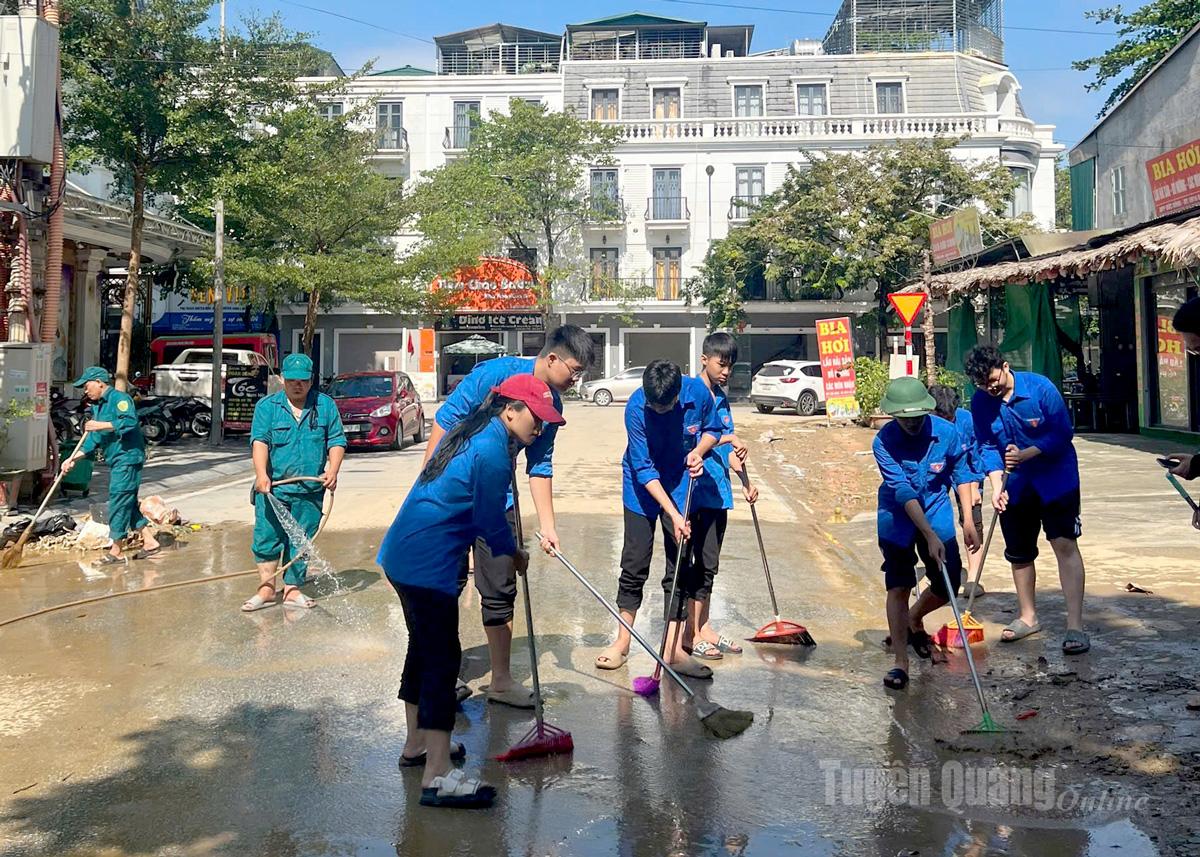 Đoàn viên, thanh niên phường Minh Xuân tham gia dọn dẹp, vệ sinh môi trường sau khi nước rút.