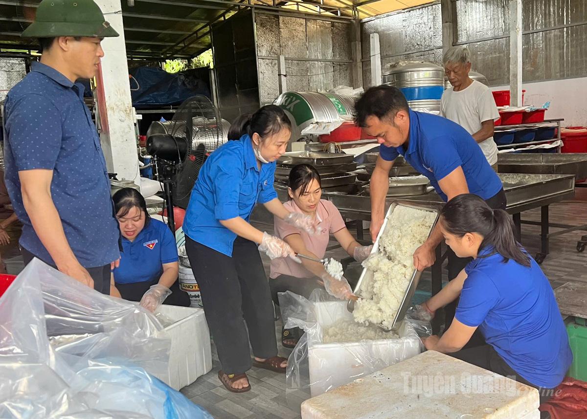 Đoàn xã Chiêm Hoá tham gia nấu ăn, chuẩn bị các suất ăn cho nhân dân bị ngập lụt.